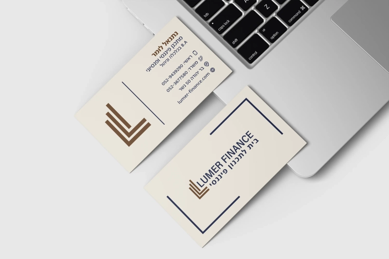 תמונה של מוקאפ כרטיסי ביקור של לומר פיננסים