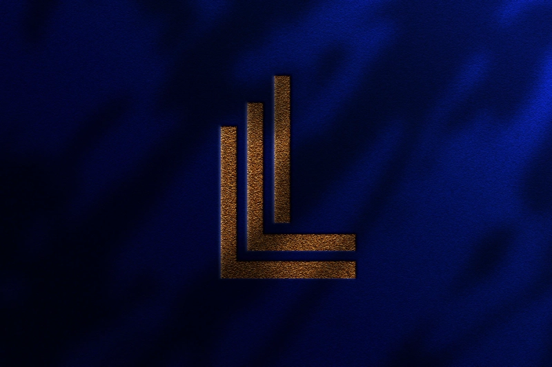 תמונה של מוקאפ בגד עם הלוגו של לומר פיננסים